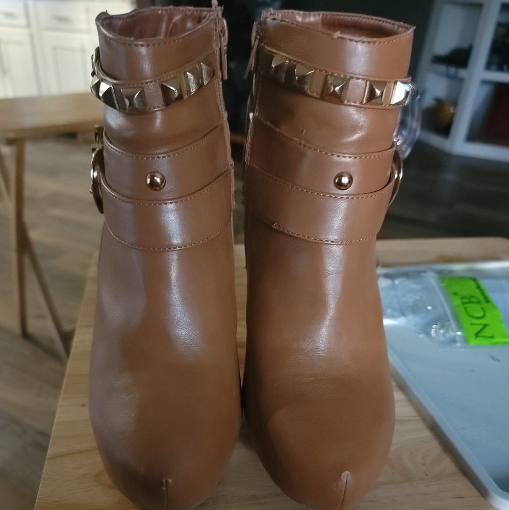 Stylish Boots - Picture 2 of 7